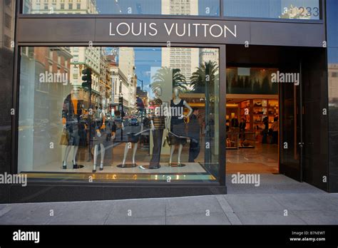 VIDEO: Car rams Louis Vuitton glass doors in Union Square